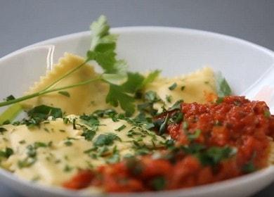 Μαγειρέψτε πραγματικές ιταλικές ζύμες ραβιόλι σύμφωνα με τη συνταγή με μια φωτογραφία.