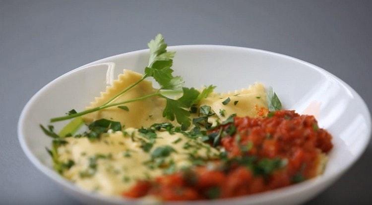 При сервиране италианските кнедли могат да се добавят със сос.