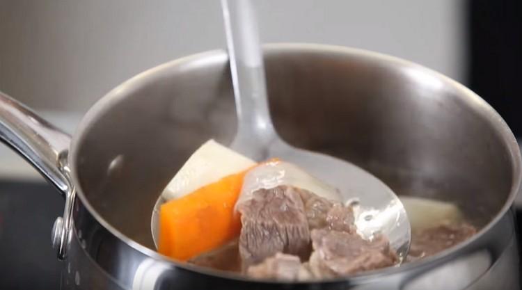 Βράζετε βόειο κρέας με λαχανικά μέχρι να μαλακώσετε.