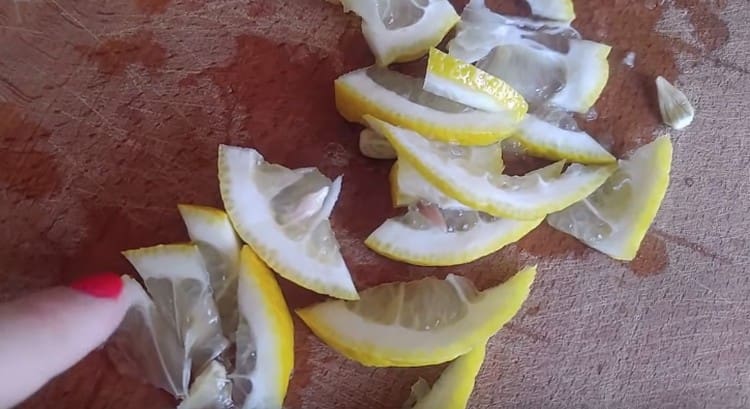 Die Zitrone in kleine Scheiben schneiden.