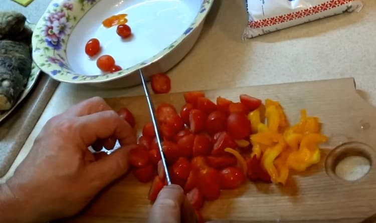 Κόβουμε τα καλαμάκια και το πιπέρι.
