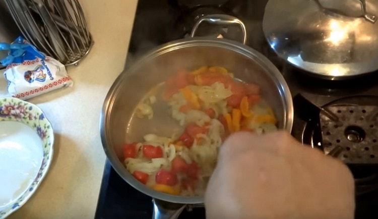 Προσθέστε τις ντομάτες και το πιπέρι στο κρεμμύδι.