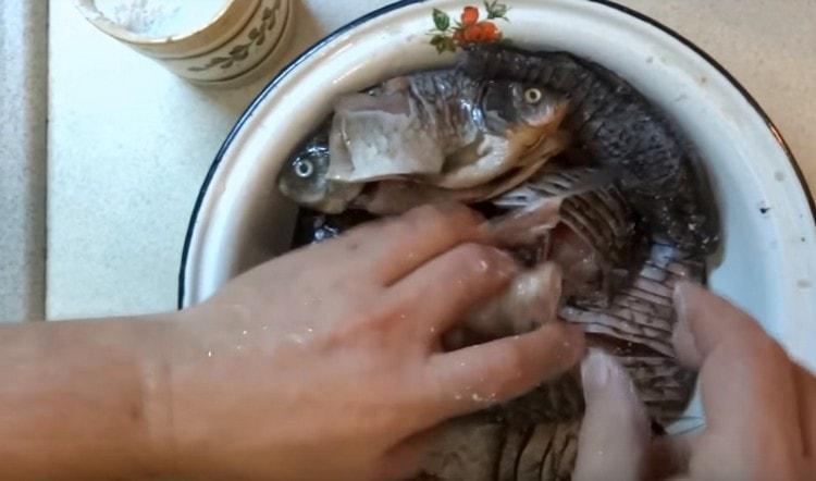 ضعي السمك في وعاء وملح.