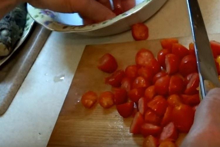 Schneiden Sie die Tomaten in Stücke.