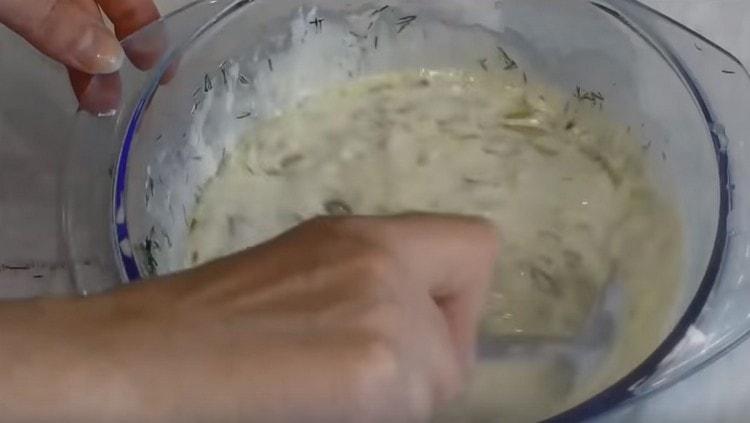 Fügen Sie die gebratenen Zwiebeln hinzu, salzen Sie, pfeffern Sie und mischen Sie die Soße.