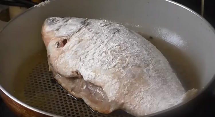 Хлябът се овалва в брашно и се разстила на отделен загрят тиган.