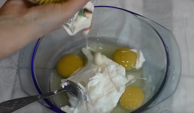 Για να κάνετε τη σάλτσα, ανακατεύουμε την ξινή κρέμα με αυγά.