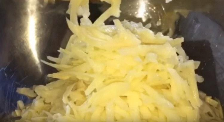 Megtisztítjuk a burgonyát és a három darabot durva reszelőn.