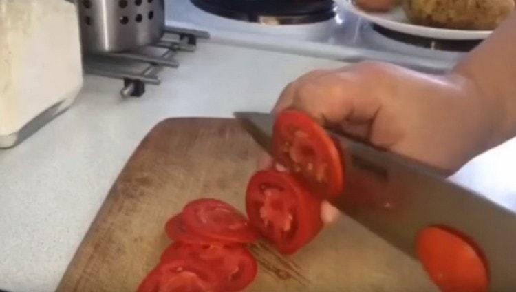 Tomaten und Paprika würfeln.