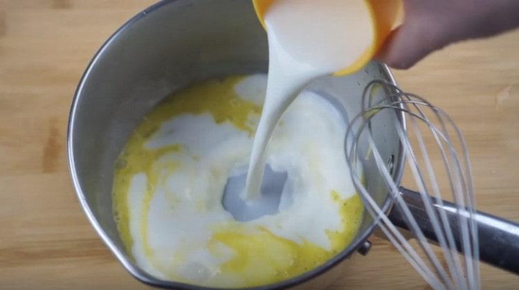 A pörkölt serpenyőben a tojást összekeverjük cukorral, adjunk hozzá tejet.