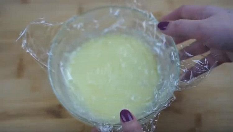 Mettiamo la base di crema pasticcera per la panna in una ciotola, la copriamo con pellicola e lasciamo raffreddare.