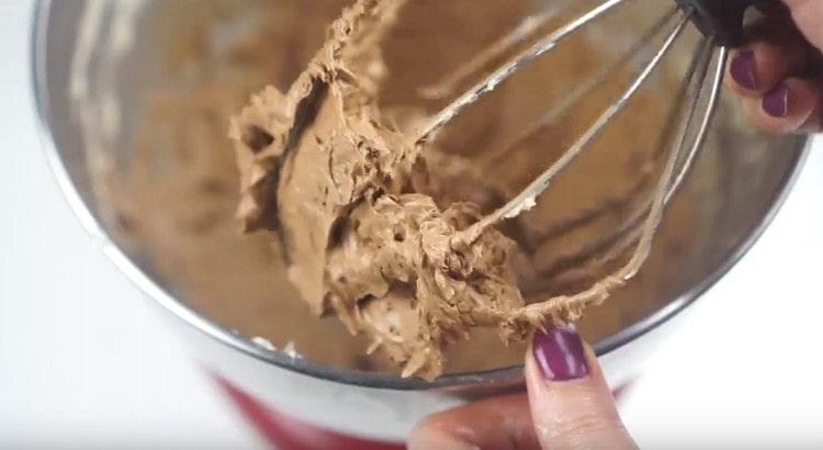Separare la metà della crema. e nel resto aggiungere il cacao e mescolare.