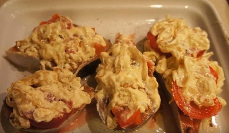Na rajčata rozprostřete cibuli a majonézovou omáčku.