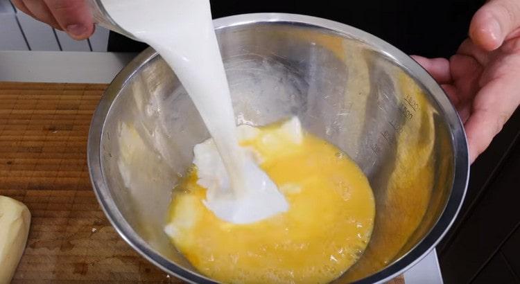 Afegiu la crema a la massa dels ous.
