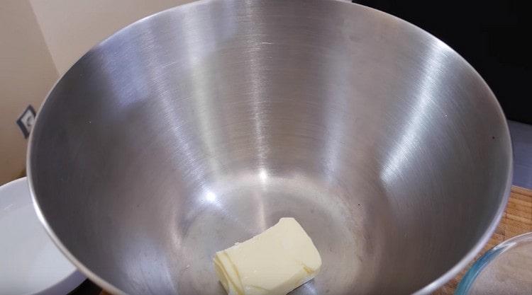 ضعي الزبدة الناعمة في وعاء عميق.