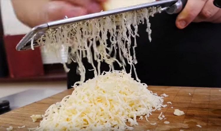 Fregueu el formatge amb un ratllador fi.