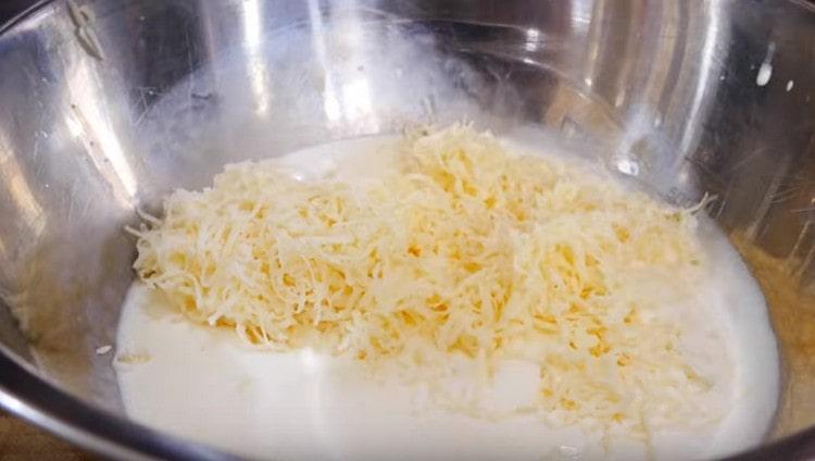 Τριμμένο τυρί εξαπλώνεται για να γεμίσει.