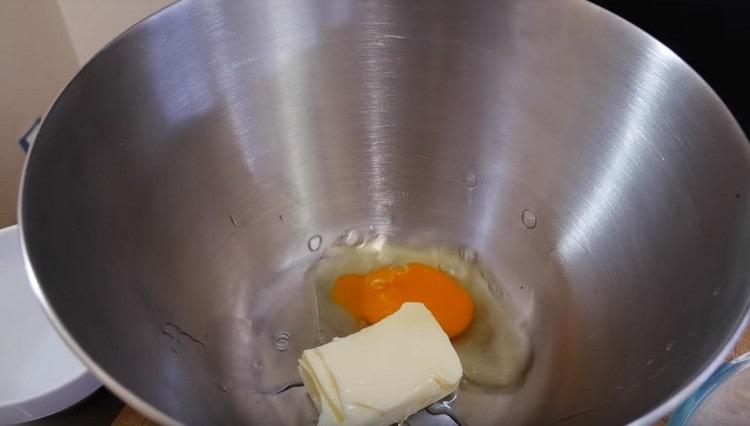 Wir schlagen ein Ei zur Butter.