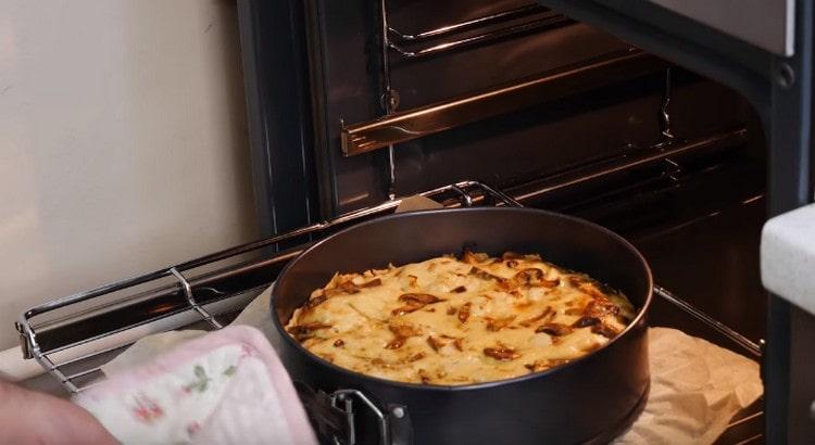 La cuina de ceps amb pollastre i bolets es cou al forn uns 40 minuts.