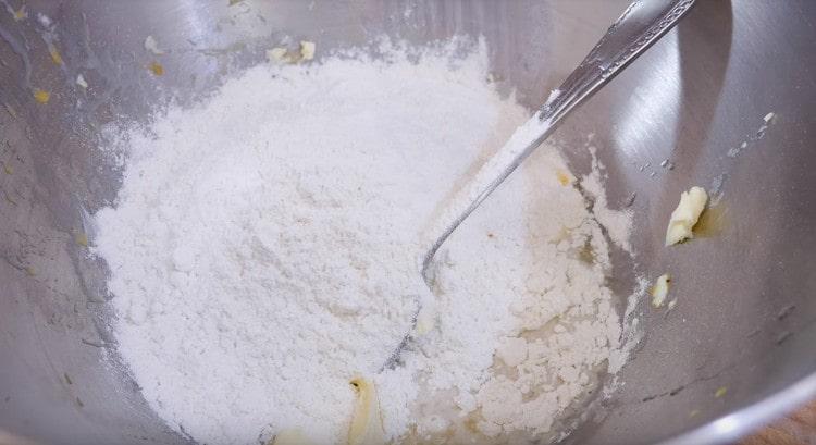 Setacciare la farina e aggiungere il sale.