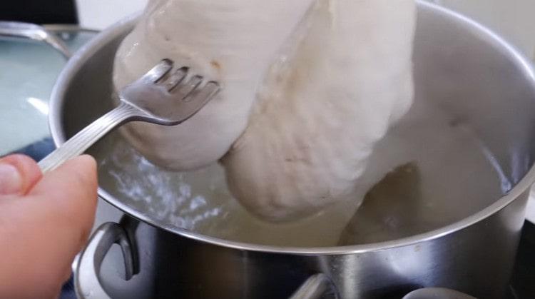 Cuocere il pollo fino a cottura.