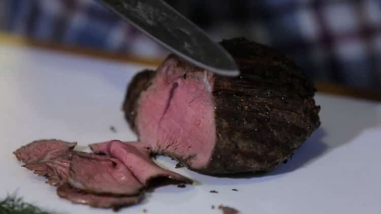 لعمل لحم بقر مشوي تقليدي باستخدام وصفة بسيطة ، اقطع اللحم