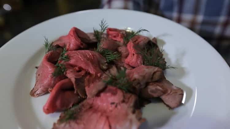 телешко печено говеждо месо е готово.