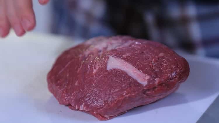 Norėdami pagaminti klasikinę jautienos kepsnį pagal paprastą receptą, paruoškite mėsą