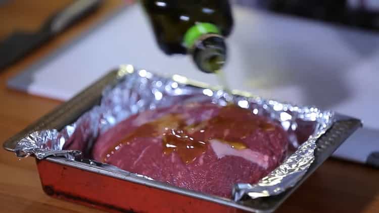 Um ein klassisches Roastbeef nach einem einfachen Rezept zuzubereiten, füllen Sie das Fleisch mit Öl