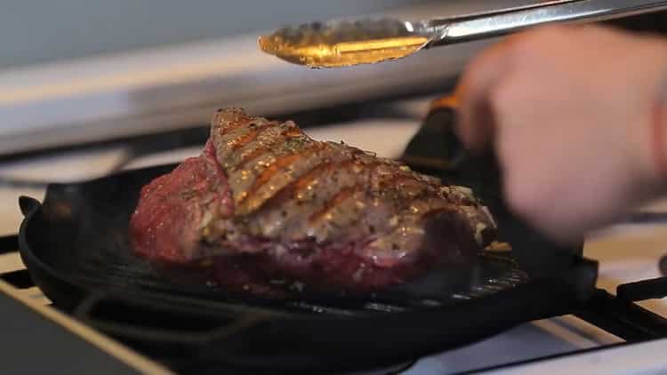 لطهي لحم البقر المشوي الكلاسيكي مع وصفة بسيطة ، يقلى اللحم