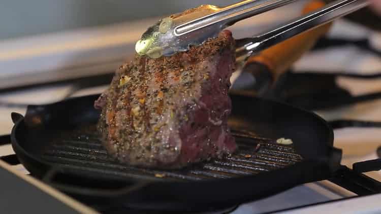 Chcete-li vyrobit klasické pečené hovězí maso s jednoduchým receptem, připravte ingredience