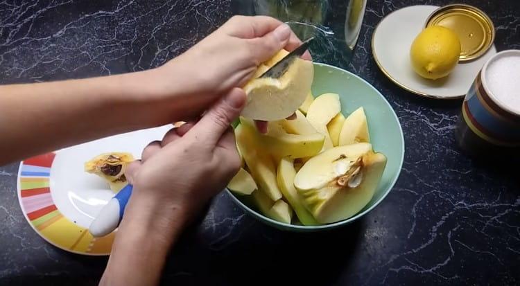 Tagliare la frutta a fette.