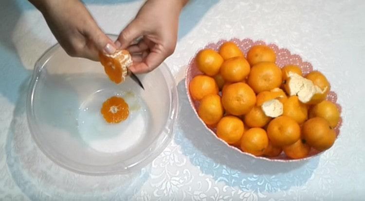 Mandarinen werden gereinigt und in drei Stücke geschnitten.
