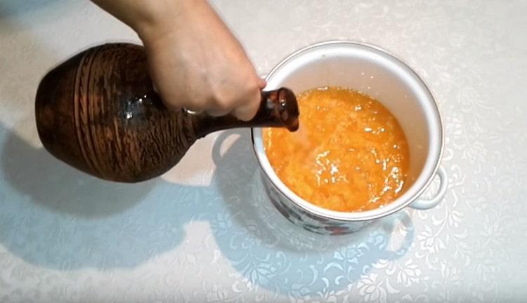 Vložte šťouchané mandarinky do kastrolu a naplňte vodou.