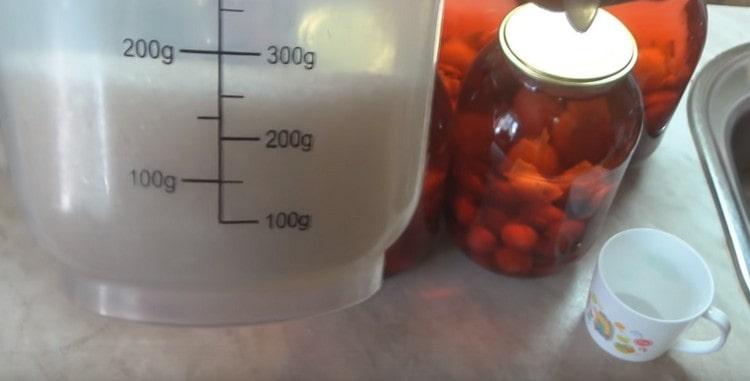Na jednu 3-litrovou nádobu s kompotem budete potřebovat 300 g cukru.