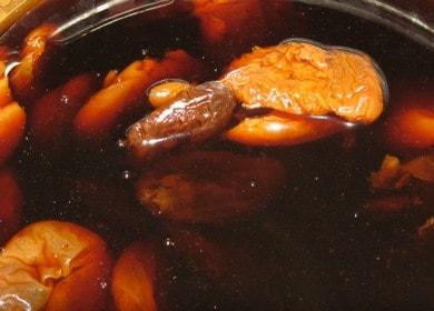 Kochen Sie ein nützliches Kompott aus Zwetschgen nach dem Rezept mit einem Foto.