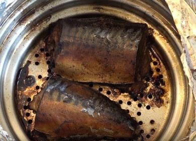 Αρωματικά καπνιστό ψάρι στο σπίτι: μαγειρέψτε σύμφωνα με μια συνταγή βήμα προς βήμα με μια φωτογραφία.