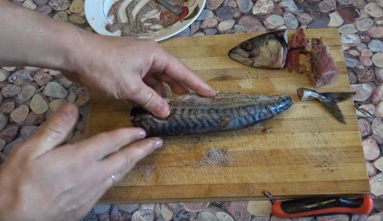 Ungere il pesce con sale e pepe.
