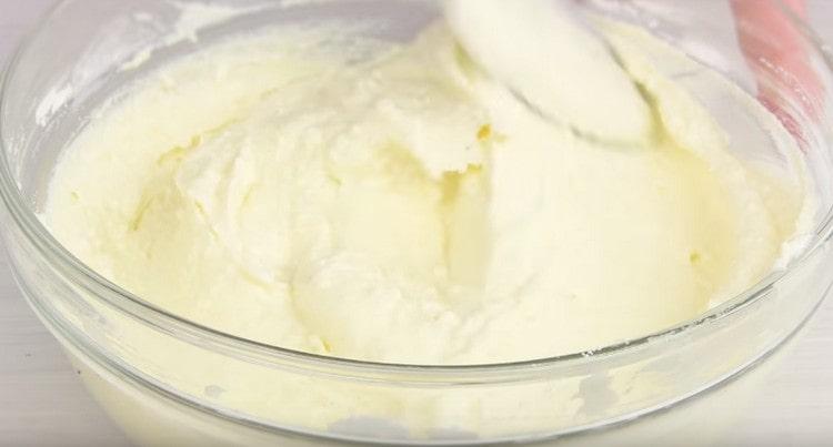 Sekoitamme juustotäytteen homogeeniseen vaaleaseen konsistenssiin.
