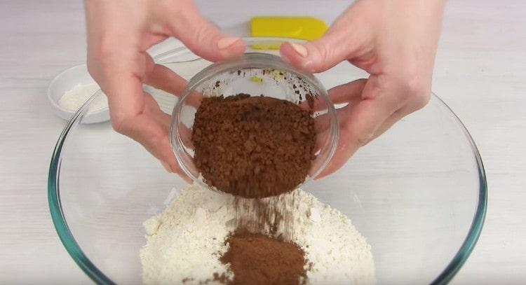 Комбинирайте какао и брашно.