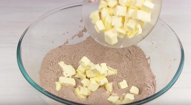 K suchým ingrediencím přidejte plátky studeného másla.