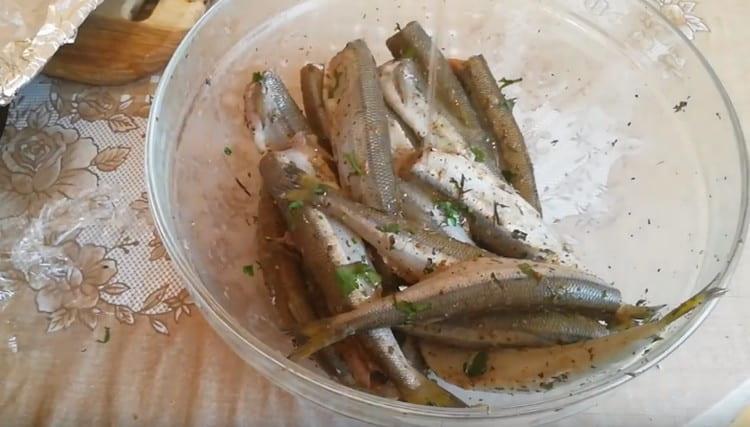 Gießen Sie den zubereiteten Fisch mit Olivenöl.