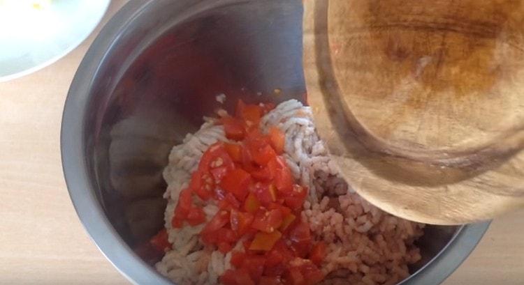 Προσθέστε το ψιλοκομμένο κρεατικό μέρος της ντομάτας στο κιμά.