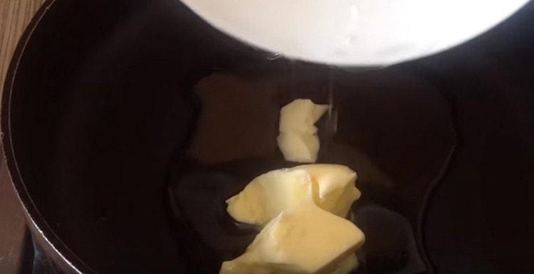 Wir erhitzen die Pfanne mit einem Stück Butter.
