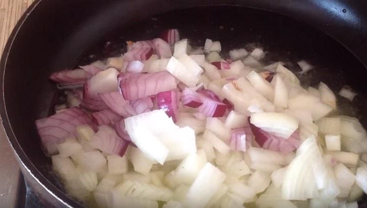 Friggere le cipolle tritate finemente in una padella.