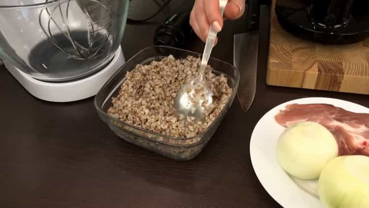 Per preparare le cotolette di grano saraceno, prepara gli ingredienti