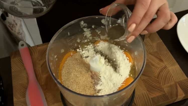 Norėdami gaminti grikių kotletus, visus ingredientus sumaišykite trintuve