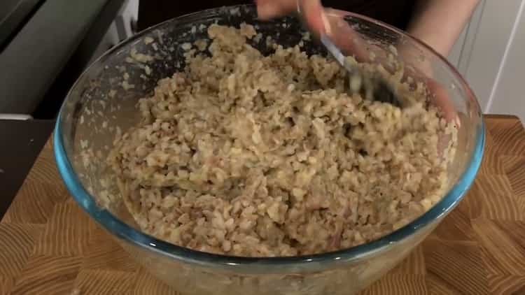 Per preparare cotolette di grano saraceno, unisci tutti gli ingredienti