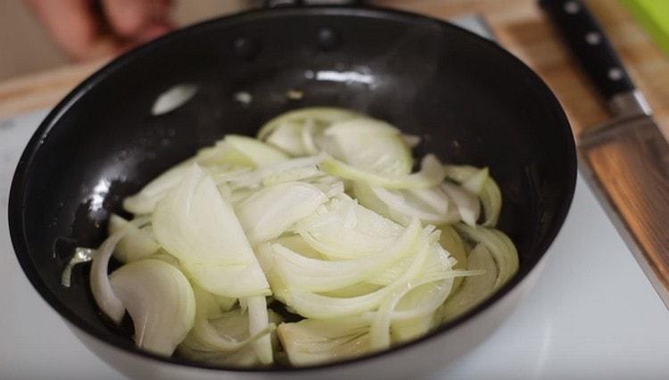Smažte cibuli v olivovém oleji.