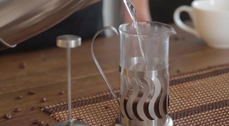 Gießen Sie den Kaffee mit kochendem Wasser ein, damit er aufbrüht.